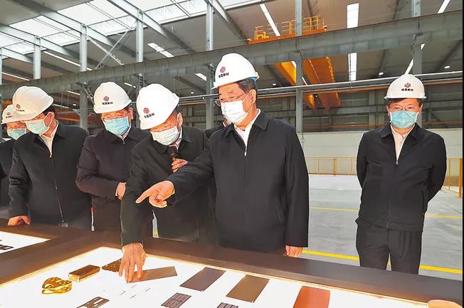 河南(nan)省委(wei)書記樓陽(yáng)生(sheng)、省長(zhang)王凱莅臨明泰鋁業子(zi)公(gōng)司明晟新(xin)材(cai)料參觀調研